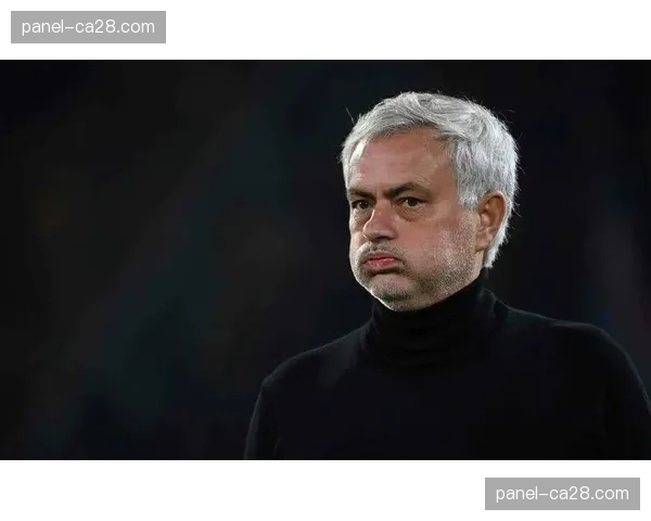 现场报道:大雨中的罗马奥林匹克球场,穆里尼奥全程站立指挥 现场报道:大雨中的罗马奥林匹克球场,穆里尼奥全程站立指挥